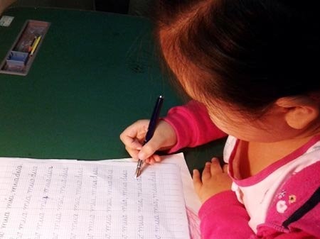Điều quan trọng nhất với trẻ khi tập viết là cầm bút và ngồi viết đúng tư thế